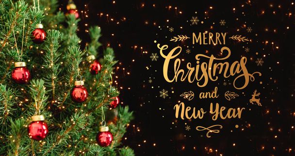 Fondo del árbol de Navidad y decoraciones de Navidad con nieve, borrosa, chispa, brillante. Feliz Año Nuevo y Navidad tema - Foto, imagen