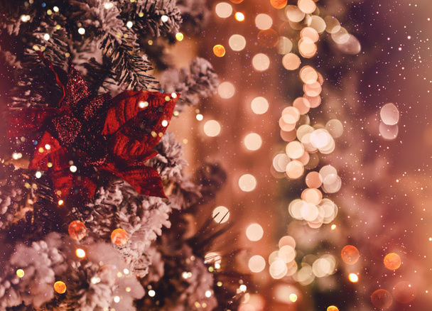 Noel ağacı arkaplanı ve karlı Noel süslemeleri, bulanık, parıltılı, parıltılı. Mutlu yıllar ve Xmas teması - Fotoğraf, Görsel