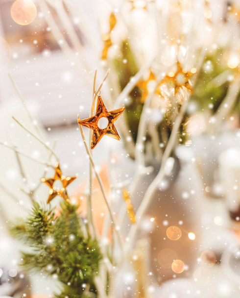 Mesa de Navidad con decoraciones navideñas con bokeh, copos de nieve. Tema Navidad y Feliz Año Nuevo, enfoque selectivo
 - Foto, imagen