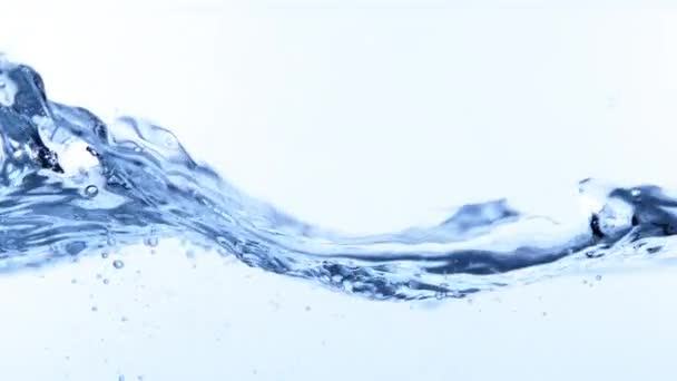 Movimento super lento de espirrar onda de água isolada no fundo branco, filmado em câmera de cinema de alta velocidade, 1000 fps
. - Filmagem, Vídeo