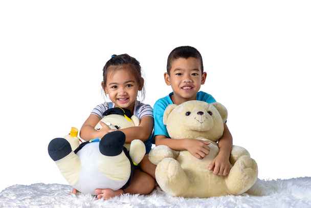 ritratto di felice piccolo asiatico ragazzo e ragazza con due bambole isolato su sfondo bianco con clipping percorso
 - Foto, immagini
