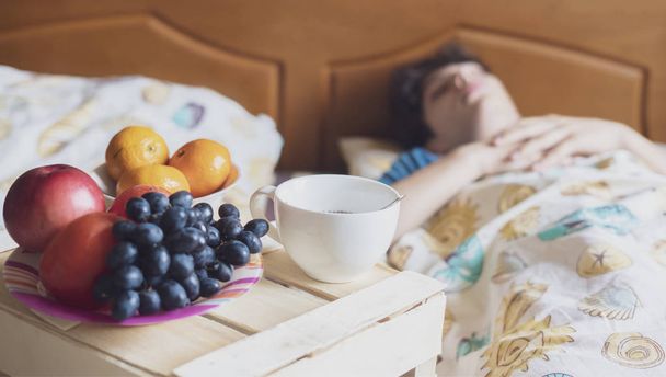 ranní snídani jídlo na dřevěný tác v hotelovém lůžku vedle spící osoba, f - Fotografie, Obrázek