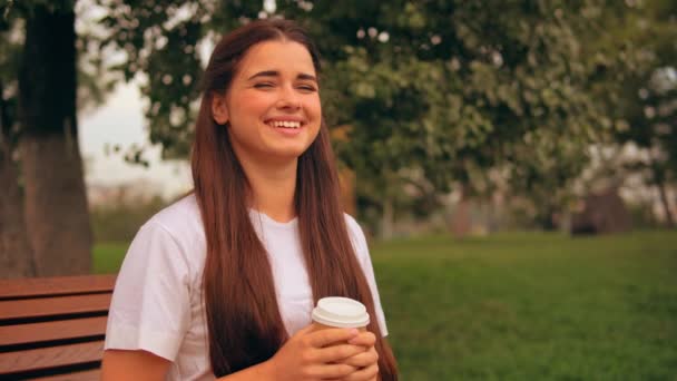 happy girl enjoy break outdoors - Footage, Video