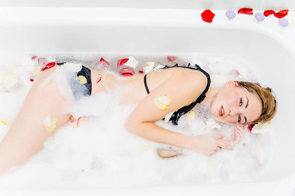 young woman is relaxing in a bathtube - Zdjęcie, obraz