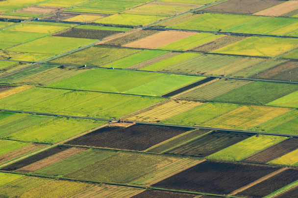 Αεροφωτογραφία του αγροτεμάχια στην εξοχή της Ιαπωνίας άνοιξη σεζόν. Αγροτική περιοχή. Ρύζι αγρόκτημα μοτίβο φυσική υφή φόντου. - Φωτογραφία, εικόνα
