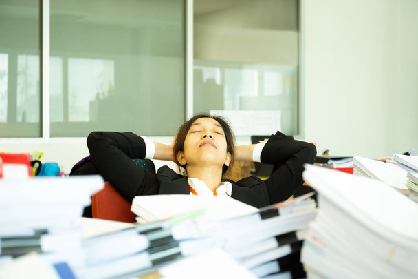 Donna d'affari esausta che dorme sulla scrivania in ufficio con mucchio di paperwok
 - Foto, immagini