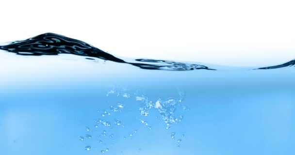 blauwe Golf water met de bubbels in de tank op witte achtergrond, slow-motion beweging, concept van schoon en zuiverheid, gezondheidszorg en - Video