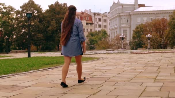 felismerhetetlen diák sétál a számítógép - Felvétel, videó