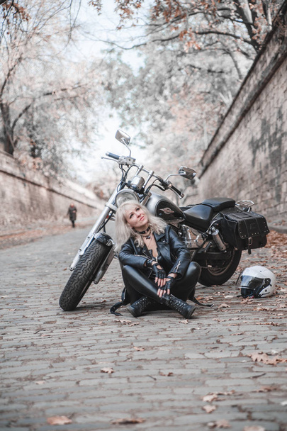 Ποδηλάτης όμορφη γυναίκα που παρουσιάζουν εξωτερική με μοτοσικλέτα.  - Φωτογραφία, εικόνα