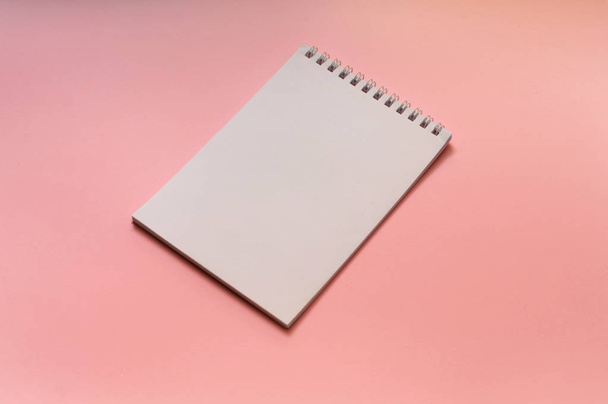 Winkelansicht auf leerem Notizbuch auf rosa Hintergrund - Foto, Bild