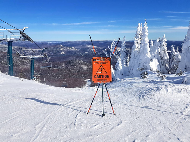 Uyarı işareti ve bir kayak merkezi işaretsiz kayalar ve iz başında engelleri hakkında uyarı. - Fotoğraf, Görsel