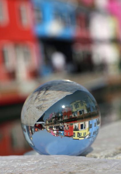 Bola de cristal grande com as casas coloridas da ilha de Burano perto de Veneza, na Itália
 - Foto, Imagem