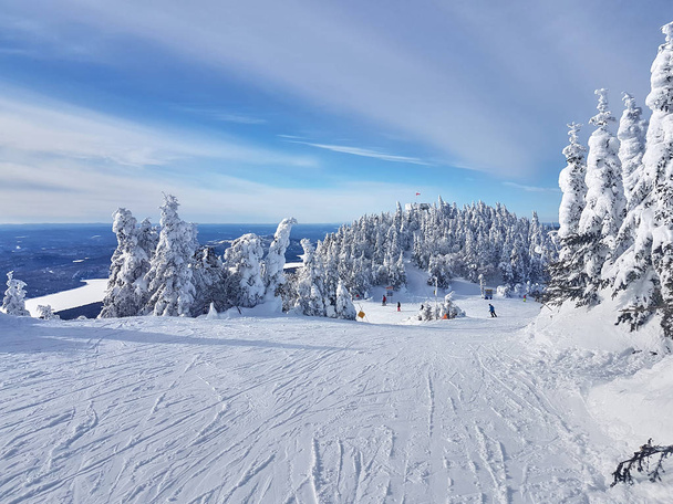 Widok na ośrodek narciarski Mont-Tremblant w Quebecu, Kanada - Zdjęcie, obraz