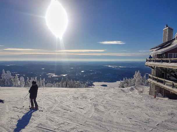 Vista panorâmica de uma estância de esqui Mont-Tremblant em Quebec, Canadá, em um belo dia ensolarado
. - Foto, Imagem