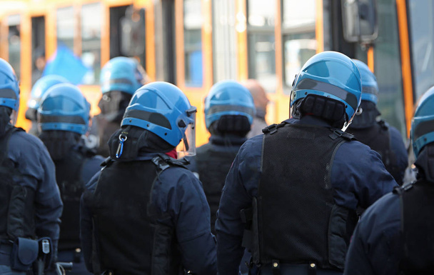 despliegue de disturbios de la policía italiana durante una gran manifestación
 - Foto, Imagen