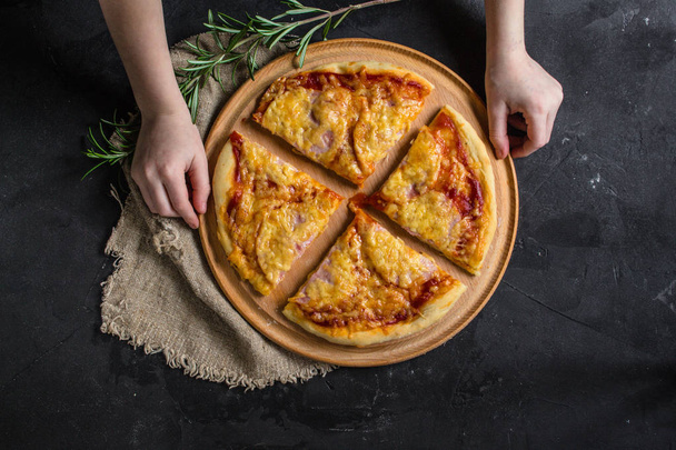 pizza, massa, ingredientes, pepperoni, queijo, molho toatny (processo de cozimento). Vista superior com espaço de cópia
 - Foto, Imagem