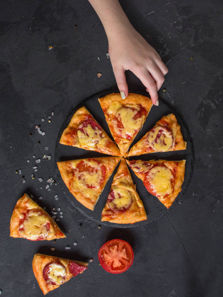 pizza, massa, ingredientes, pepperoni, queijo, molho toatny (processo de cozimento). Vista superior com espaço de cópia
 - Foto, Imagem