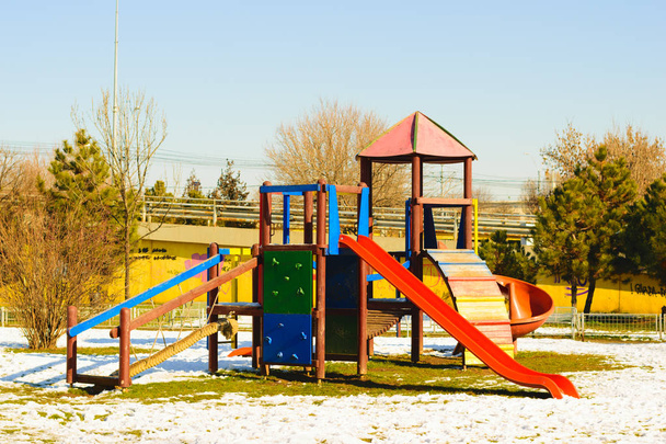 kräftige Farben, leerer Kinderspielplatz im Winter - Foto, Bild