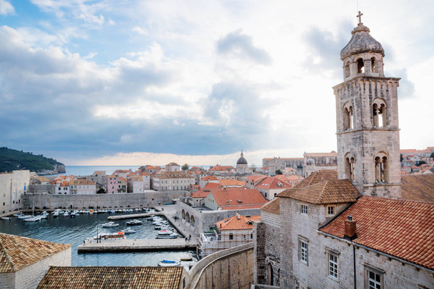 Klokkentoren van het Dominicaanse klooster met uitzicht op de stad en de zee in Dubrovnik, Kroatië - Foto, afbeelding