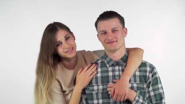 wunderschönes junges verliebtes Paar, das sich umarmt, einander mit Liebe ansieht - Filmmaterial, Video