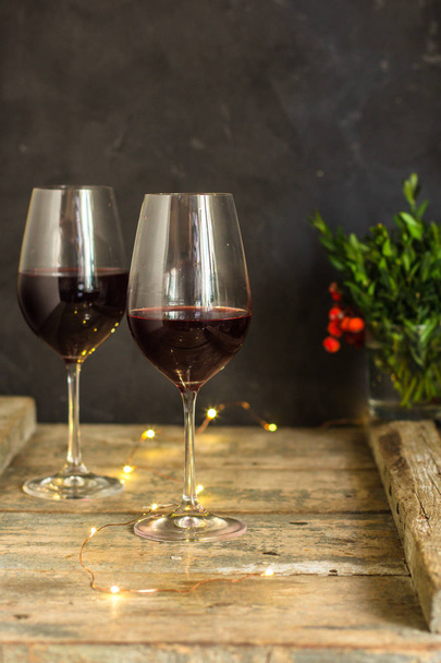 bor, vörös bor, átlátszó üveg, egy fából készült asztal, egy ajándék. Felülnézet. másol hely - Fotó, kép