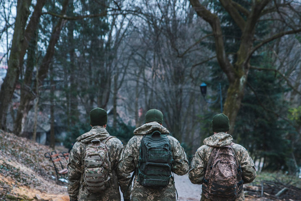 Soldatengruppe spaziert durch Stadtpark-Konzept - Foto, Bild