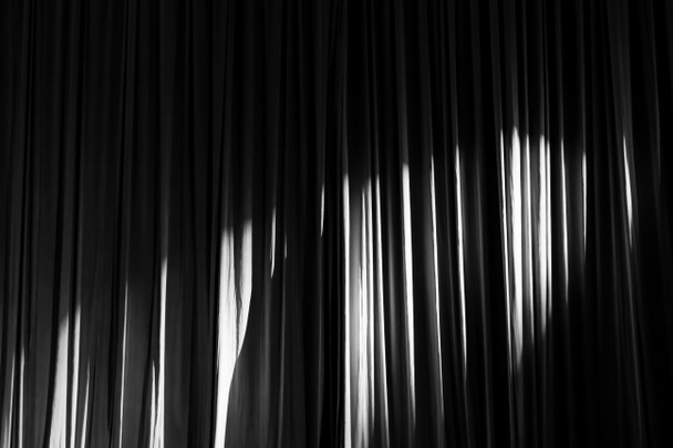 Μαύρο και άσπρο κουρτίνες και τα φώτα της δημοσιότητας στο θέατρο ανάμεσα στις παραστάσεις. - Φωτογραφία, εικόνα
