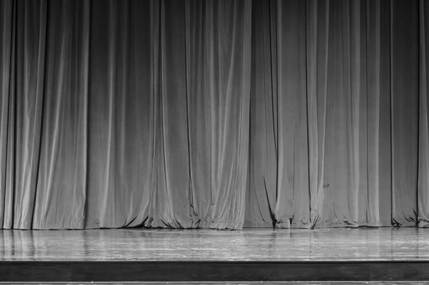 Черно-белые занавески и прожекторы в театре между спектаклями
. - Фото, изображение