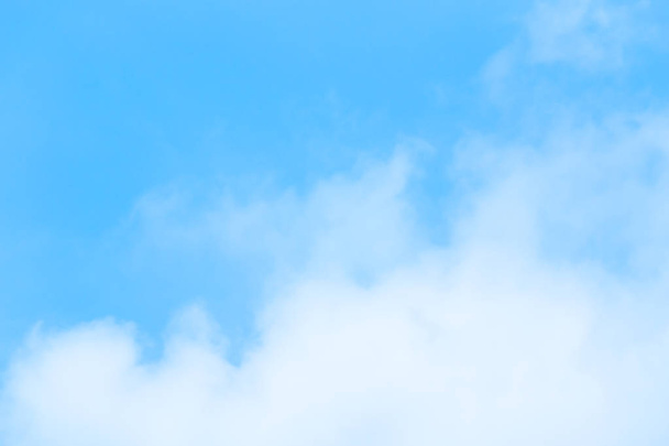 Kirkas sininen taivas tavallinen valkoinen pilvi tilaa tekstiä
. - Valokuva, kuva