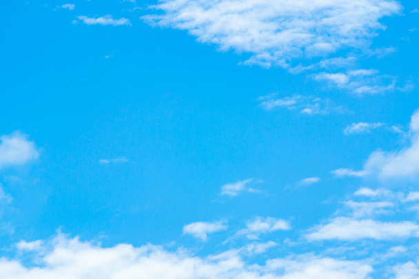 Воздушные облака в голубом небе
. - Фото, изображение