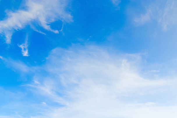 Ясное голубое небо с обычным белым облаком с местом для текста
. - Фото, изображение