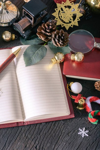 весела різдвяна і щаслива концепція нового року з книжковою запискою вінтажне дерево ручки та інші прикраси
. - Фото, зображення