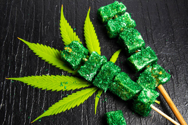 Marihuanu konopí listy dezert svačinu na špejli - Fotografie, Obrázek
