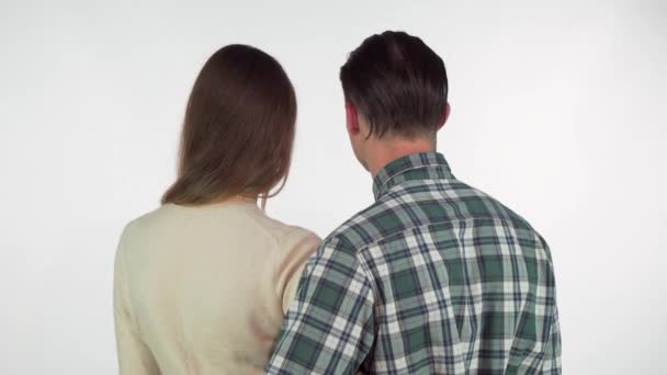 Visão traseira tiro de um casal abraçando, girando para a câmera sobre seus ombros
 - Filmagem, Vídeo