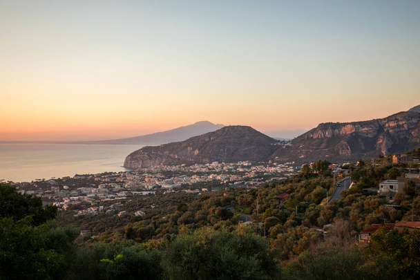 Napoli Körfezi ve Vesuvius romantik günbatımı. Sorrento. İtalya - Fotoğraf, Görsel