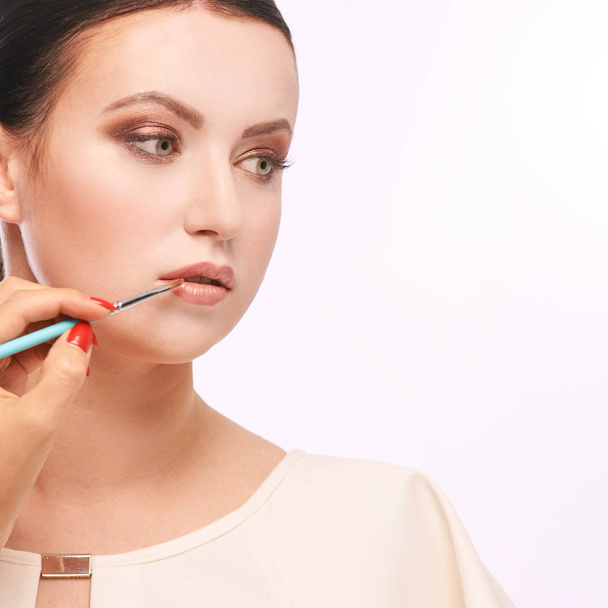 Beautiful woman with makeup brush. Do face mascara. - Foto, Imagem