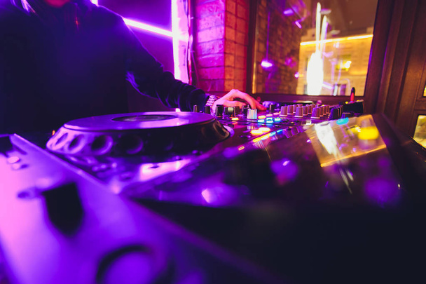 DJ manos en el control remoto. club nocturno. DJ controlando y moviendo los mezcladores en control remoto de música
. - Foto, Imagen