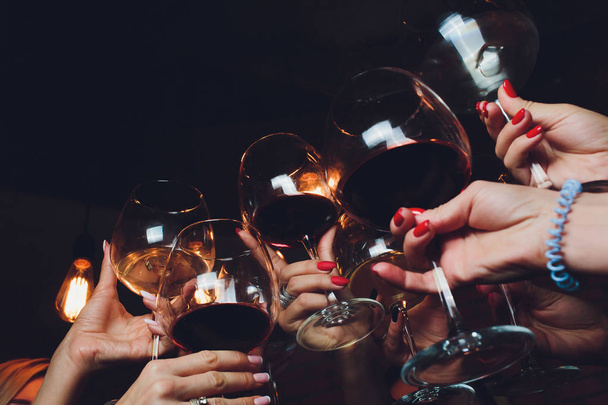 赤ワインのガラス。平面図です。パーティやお祝いの概念. - 写真・画像
