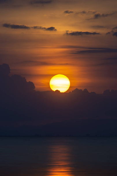 Sziluettjét felhő a tó arany óra nagy naplemente. - Fotó, kép