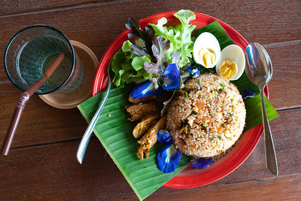 Delicious smażony ryż i dziewicze z chili i warzyw - Zdjęcie, obraz