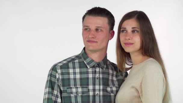 Kaunis nainen näyttää ystävyysalue hänen miesystävänsä kanssa
 - Materiaali, video