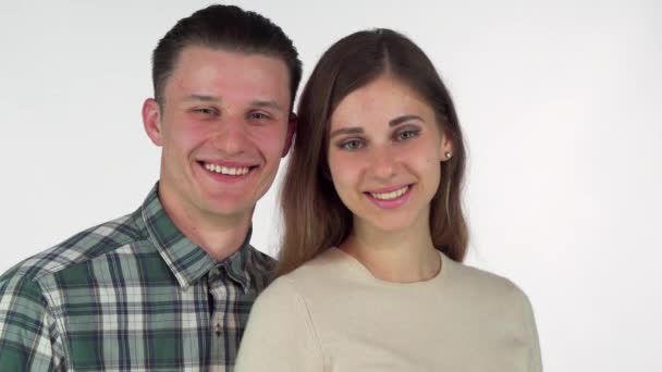 junger Mann lächelt und bietet seiner schönen Freundin Schokokrapfen an - Filmmaterial, Video
