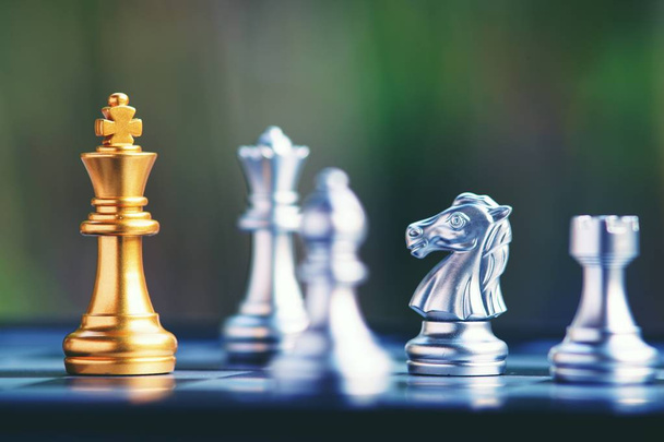 Satranç oyununu, altın ve gümüş takım, iş rekabet kavramı - Fotoğraf, Görsel