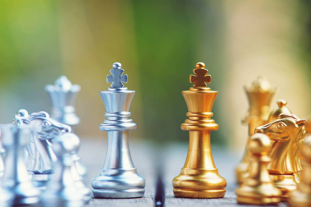 Шахматная настольная игра, серебряная и золотая команда, концепция бизнес-конкуренции
 - Фото, изображение