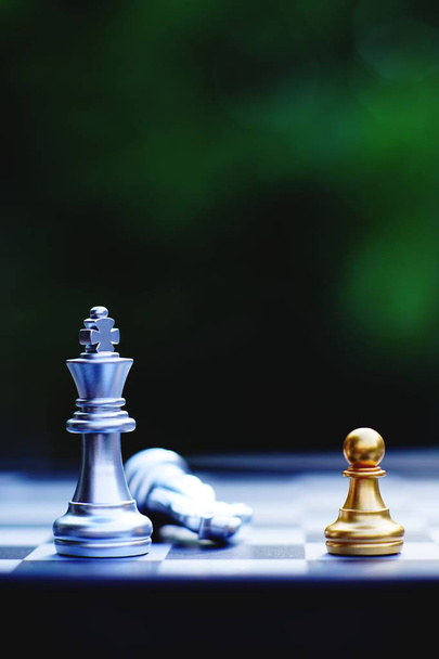 Παιχνίδι σκάκι, ανταγωνιστική επιχειρηματική ιδέα, αντίγραφο χώρου - Φωτογραφία, εικόνα
