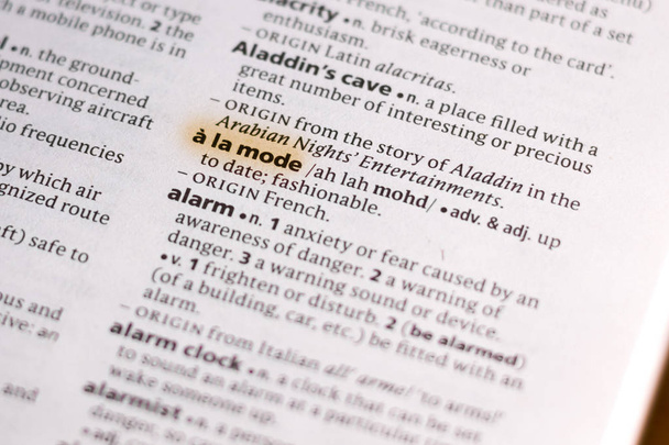 Sözcük veya tümceciğin marker ile vurgulanan bir sözlük A La Mode. - Fotoğraf, Görsel