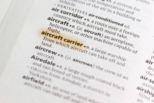 das Wort oder die Phrase Flugzeugträger in einem Wörterbuch mit Markierung hervorgehoben. - Foto, Bild