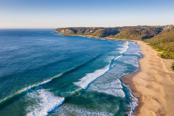 Vista aérea de Dudley Beach - Newcastle Australia. Esta playa a pocos kilómetros al sur del centro de la ciudad tiene un gran oleaje
. - Foto, imagen