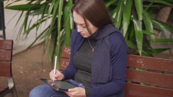 Slowmotion βολή μιας γυναίκας σχεδίασης σε ψηφιακή δισκίο με γραφίδα μολύβι - Πλάνα, βίντεο