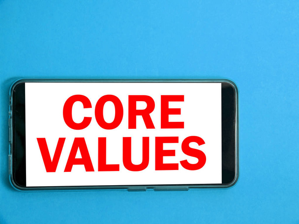 Основные ценности, мотивационные цитаты из деловой этики, концепция типографии слов
 - Фото, изображение